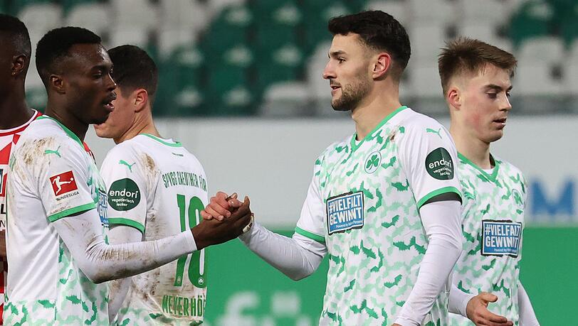Die Fürth-Spieler auf dem Platz. Die Fürth-Spieler auf dem Platz.