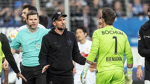 Bochums Keeper Manuel Riemann geriet bei der Heimniederlage gegen Stuttgart nicht nur mit VfB-Coach Sebastian Hoeneß aneinander.