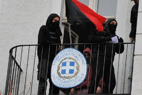Demonstranten im griechischen Konsulat