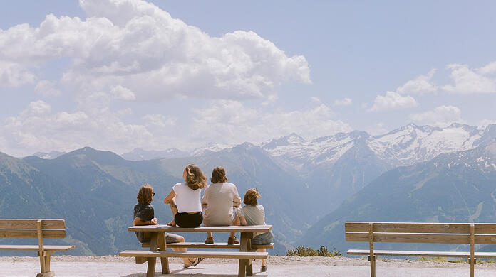 Herunterkommen, vom Alltag entspannen, das Leben in vollen Zügen genießen – und gleichzeitig aktiv die Berge erleben, das alles erleben Sie im Hotel Blü.