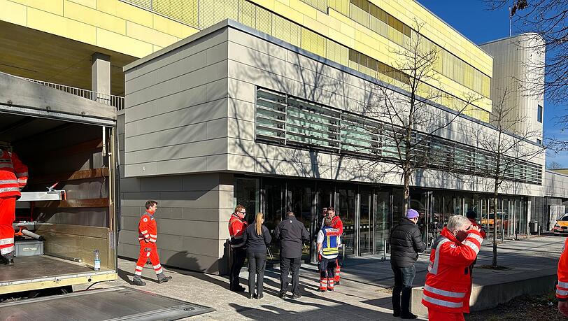 Rund 300 Anwohner wurden inj dieser Turnhalle untergebracht.
