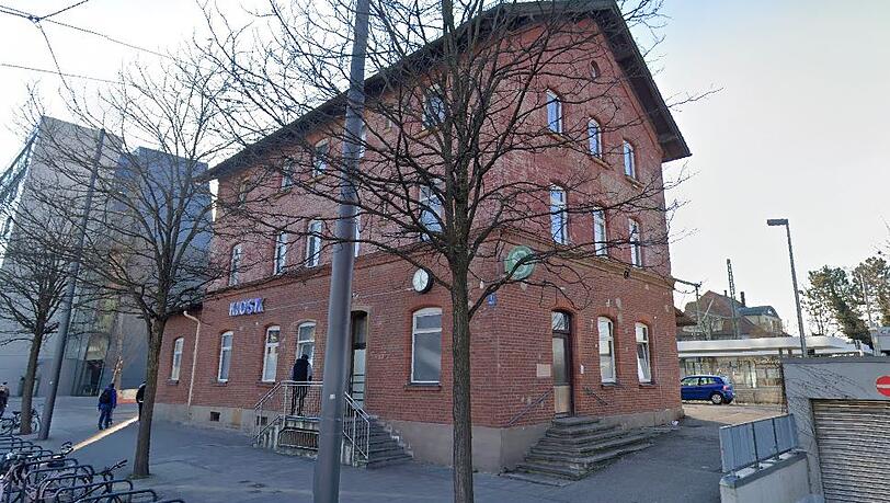 In diesem Haus in der Bunzlauer Straße 1 am Moosacher Bahnhof überfielen Mitte Mai maskierte die Täter die Bewohner. In diesem Haus in der Bunzlauer Straße 1 am Moosacher Bahnhof überfielen Mitte Mai maskierte die Täter die Bewohner.