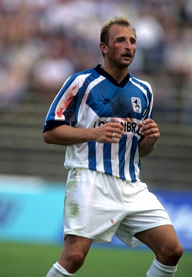 Auf Lotto folgt der Ausrüster Nike. Die roten Flecken gehören allerdings nicht zum Design des Shirts. Die Saison 1995/96 endet für die Löwen auf Platz Acht.