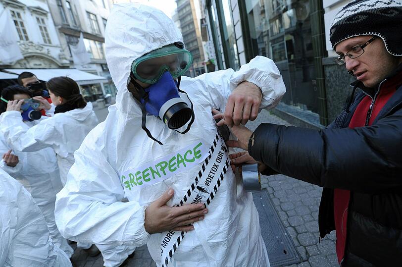 Mit einer Aufsehen erregenden Aktion demonstrieren Greenpeace-Aktivisten in Budapest vor einer Mode-Filiale gegen "giftige Garne". Die Bilder.