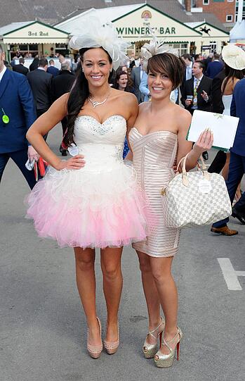 Ladies Day! Für die feinen Damen in England Tradition. Auf dem Aintree-Pferderennkurs bretzeln sich die Frauen ordentlich auf machen ausgelassen Party. Die Bilder vom schrägen Society-Event.
