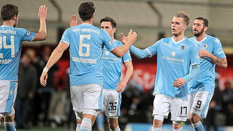 Weiter Tabellenführer: Die Löwen beim 3:0 in der Regionalliga gegen Seligenporten am Freitag. Weiter Tabellenführer: Die Löwen beim 3:0 in der Regionalliga gegen Seligenporten am Freitag.