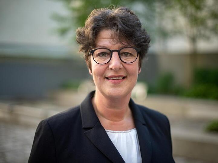 Susann Enders, Generalsekretärin der Freien Wähler Bayern, nimmt an der Wahlparty teil. Foto: Sina Schuldt/dpa/Archivbild