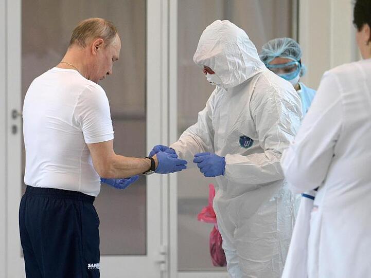 Russlands Präsident Wladimir Putin (l), beim Besuch des Krankenhauses für Coronavirus-Patienten in der Siedlung Kommunarka vor Moskau.
