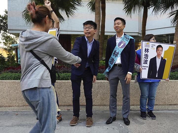 Aktivist Joshua Wong (2.v.l.) gilt im Ausland als das Gesicht der Proteste in Hongkong, ist anders als Kelvin Lam (2.v.r.) aber nicht als Kandidat für die Wahlen zugelassen.