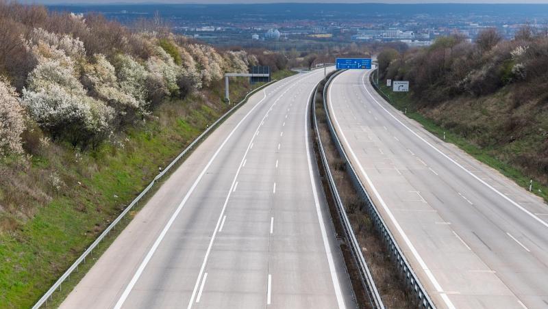 Kein einziges Auto ist während der Corona-Pandemie auf der Autobahn A4 zu sehen.