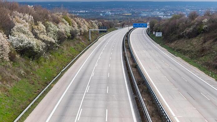 Kein einziges Auto ist während der Corona-Pandemie auf der Autobahn A4 zu sehen.