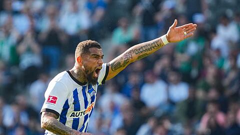 Herthas Kevin Prince Boateng treibt kurz vor Spielende seine Mitspieler an. Der Nationalspieler sieht vor der Heim-EM noch viel Arbeit vor der deutschen Fußball-Elf.