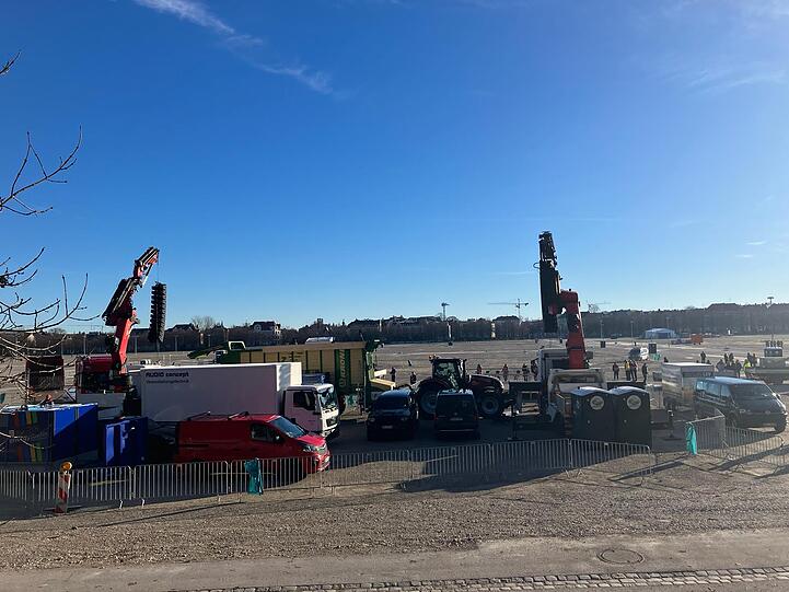 Am Sonntagmorgen fuhren die ersten Lkws an. Auf einem Banner steht: "Müsst ihr erst hungern, bevor ihr versteht?" und "Stoppt den Irrsinn".
