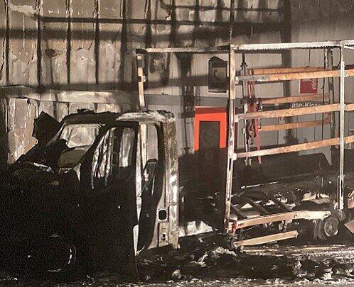Der Fahrer des brennenden Kleintransporters hatte sich damals selbst in Sicherheit gebracht und musste nicht ins Krankenhaus. Der Fahrer des brennenden Kleintransporters hatte sich damals selbst in Sicherheit gebracht und musste nicht ins Krankenhaus.