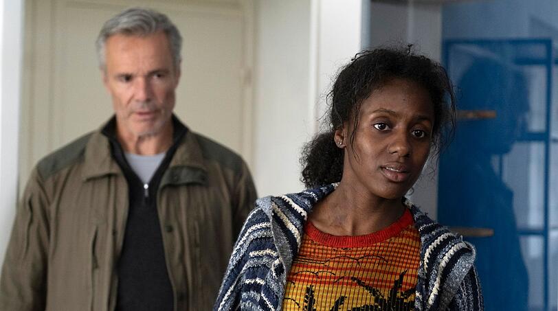Die Oberstaatsanwaltschaft möchte, dass Safiya (Shanaya Dap) vor Gericht aussagt, doch die junge Frau möchte nicht das Leben ihrer Schwester gefährden, die noch in der Hand der Schleuser ist. Kann Alex (Hannes Jaenicke) das kleine Mädchen finden und retten? Die Oberstaatsanwaltschaft möchte, dass Safiya (Shanaya Dap) vor Gericht aussagt, doch die junge Frau möchte nicht das Leben ihrer Schwester gefährden, die noch in der Hand der Schleuser ist. Kann Alex (Hannes Jaenicke) das kleine Mädchen finden und retten?