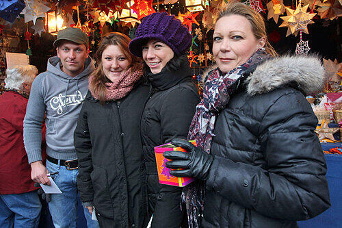 Die Marienhof-Stars Stefan Gilly, Verena Mörtel und Ivonne Polizzano sammelten mit Gabriele Degelmann Spenden (v. l.).