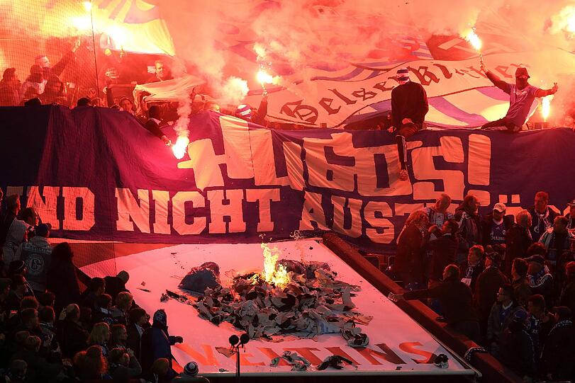 Etwa zwei Dutzend bengalische Fackeln haben Ultras in Gelsenkirchen gezündet.