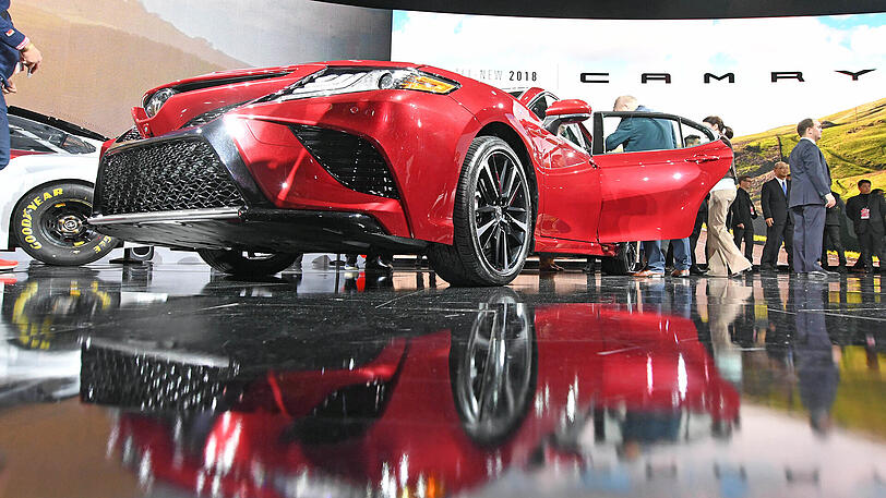 Bei der North American International Auto Show (NAIAS) in Detroit (Michigan) wird am ersten Pressetag der neue Toyota Camry präsentiert.