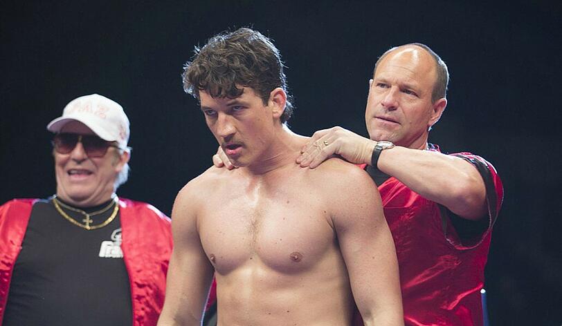 Auf dem Weg zum Titel unterstützen Trainer Kevin Rooney (Aaron Eckhart, rechts) und Vinnys Vater Angelo (Ciarán Hinds, links) den Boxer (Miles Teller).