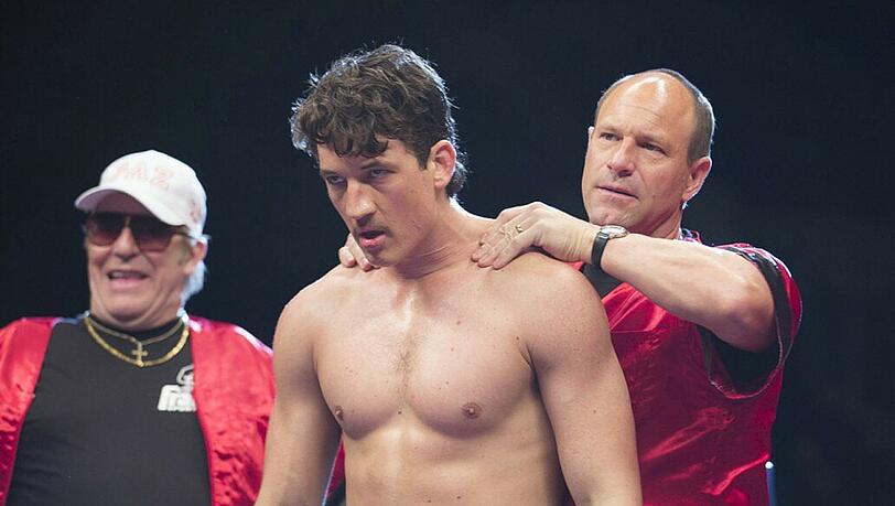Auf dem Weg zum Titel unterstützen Trainer Kevin Rooney (Aaron Eckhart, rechts) und Vinnys Vater Angelo (Ciarán Hinds, links) den Boxer (Miles Teller).