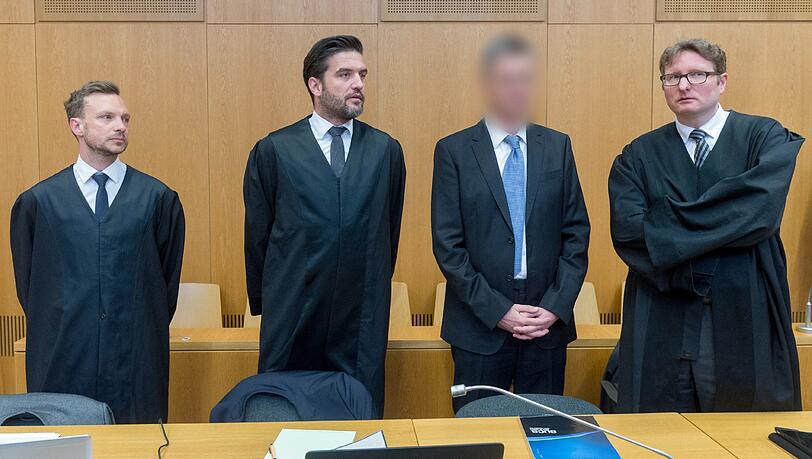 Der Frauenarzt (2.v.r.) mit Anwälten im Gericht. Der Frauenarzt (2.v.r.) mit Anwälten im Gericht.
