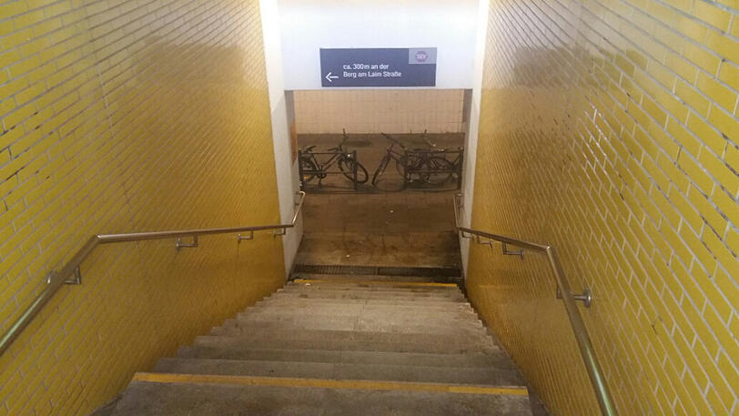 Auf dieser Treppe stürzte der 78-Jährige.
