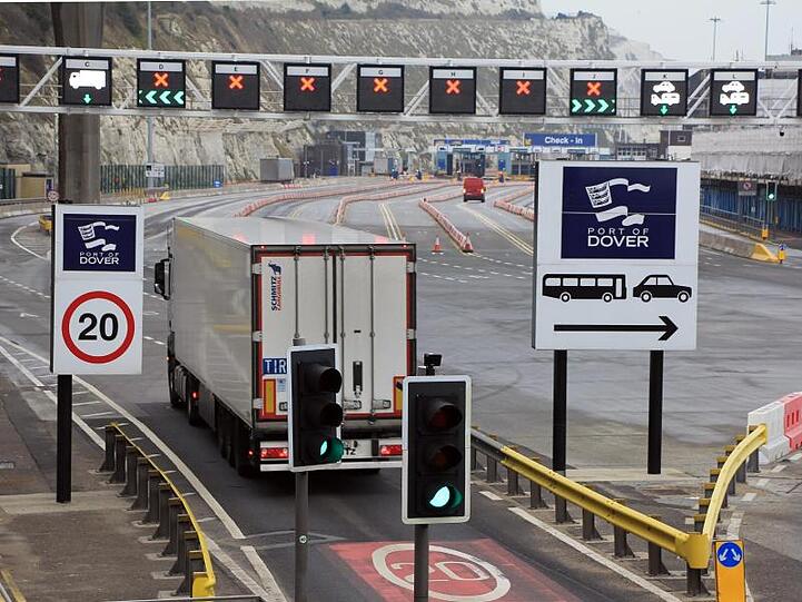 LKW im Hafen von Dover: Finanzminister Javid ruft die britische Wirtschaft auf, die Forderung nach einer Angleichung an EU-Regeln nach dem Brexit aufzugeben.