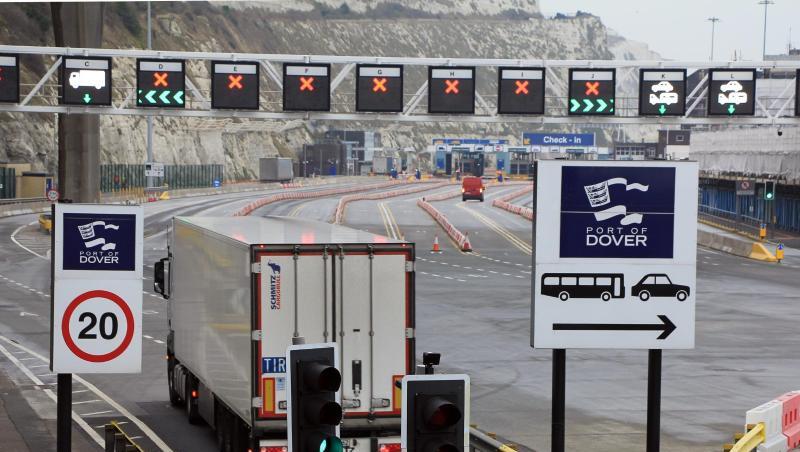LKW im Hafen von Dover: Finanzminister Javid ruft die britische Wirtschaft auf, die Forderung nach einer Angleichung an EU-Regeln nach dem Brexit aufzugeben. LKW im Hafen von Dover: Finanzminister Javid ruft die britische Wirtschaft auf, die Forderung nach einer Angleichung an EU-Regeln nach dem Brexit aufzugeben.