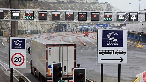 LKW im Hafen von Dover: Finanzminister Javid ruft die britische Wirtschaft auf, die Forderung nach einer Angleichung an EU-Regeln nach dem Brexit aufzugeben.