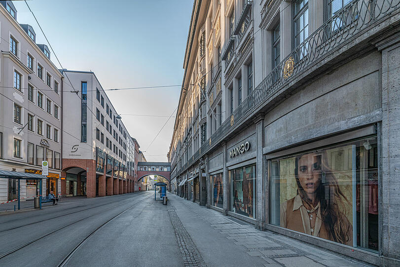 17.13 Uhr: ein einsamer Mensch an der Tramhaltestelle Maffeistraße.