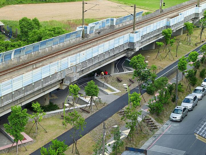 Eine hochgestelzte Betonbahntrasse. Und darunter ein neu gestalteter Fußgängerparcour als öffentliche Promenade.