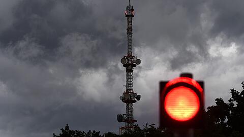 Dunkle Wolken über dem Sendeturm des Bayerischen Rundfunks in Freimann, wo das trimediale Zentrum des Senders entsteht.