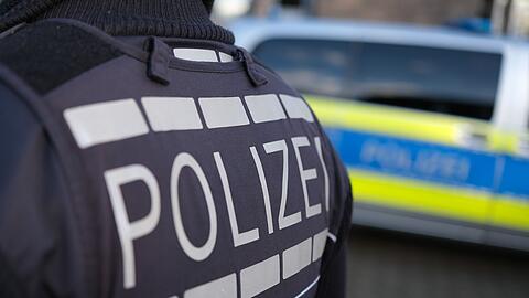 Polizisten nahmen den Verdächtigen an einer Autobahnraststätte fest. (Symbolbild)