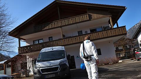 Mitarbeiter der Spurensicherung untersuchten den Tatort.