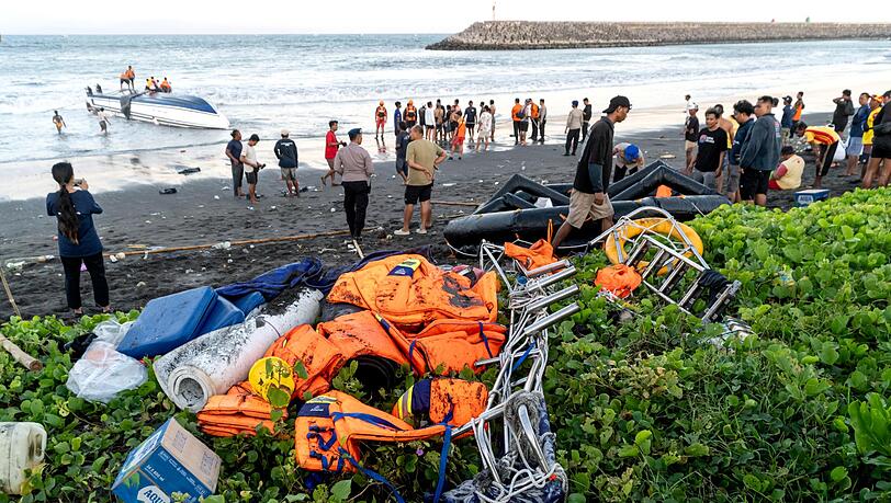 Vor der indonesischen Insel Bali ist ein Touristenboot gekentert.