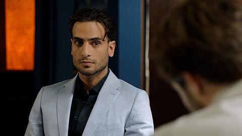 "GZSZ": Nihat (l.) trifft es, dass Julian weiter auf Abstand bleibt.