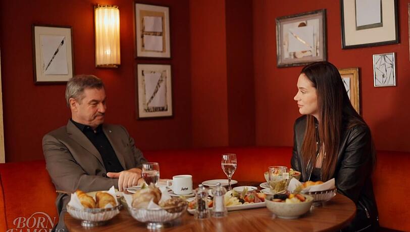 Gloria-Sophie Burkandt stellt Markus Söder in "Born Famous" ihr neustes Projekt vor. Gloria-Sophie Burkandt stellt Markus Söder in "Born Famous" ihr neustes Projekt vor.
