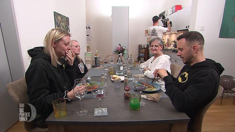 W&auml;hrend Michelle (links) und Riccardo ihren Hauptgang schon essen, warten Patricia (2.v.l) und Elena noch auf ihre Teller.