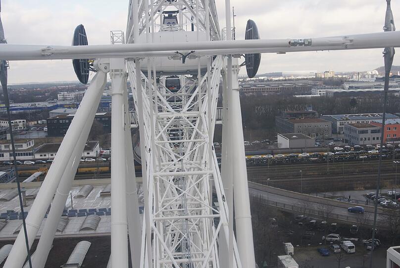 Gigantisch: Dieses Gefährt lässt das Wiesn-Riesenrad winzig aussehen.