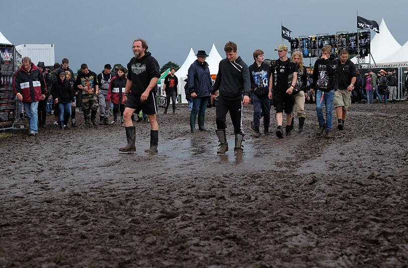 So ein Dreck! Das Wacken Open Air 2015 wird wohl ein schlammiges Unterfangen werden. Am Donnerstag geht's offiziell los, die ersten Metalfans sind schon da. Die Bilder aus Wacken.