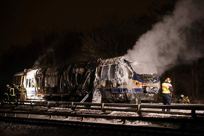 Ein technischer Defekt soll für das Feuer in dem Regionalzug verantwortlich sein. Die Bilder.