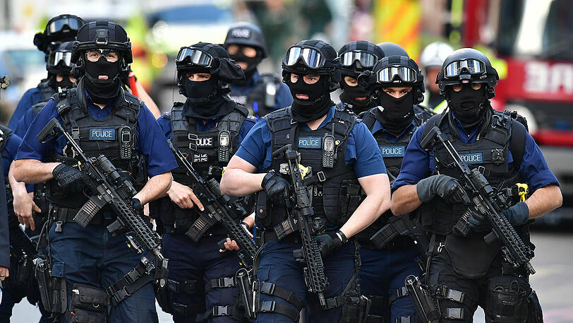 Schwer bewaffnete Polizisten in London