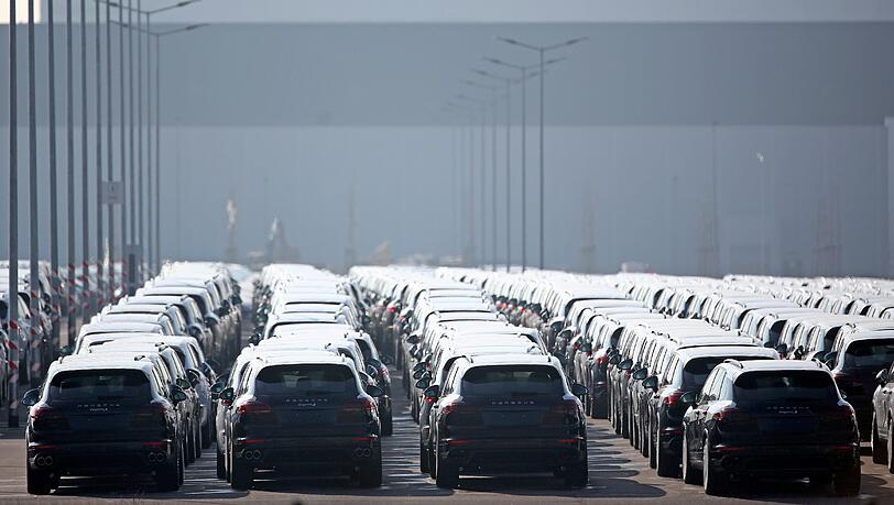 Zahlreiche neue Porsche Cayenne auf dem Gelände des Porsche Werks in Leipzig. Für 22 000 Fahrzeuge vom Typ Cayenne 3 Liter TDI müssen in die Werkstatt. Zahlreiche neue Porsche Cayenne auf dem Gelände des Porsche Werks in Leipzig. Für 22 000 Fahrzeuge vom Typ Cayenne 3 Liter TDI müssen in die Werkstatt.