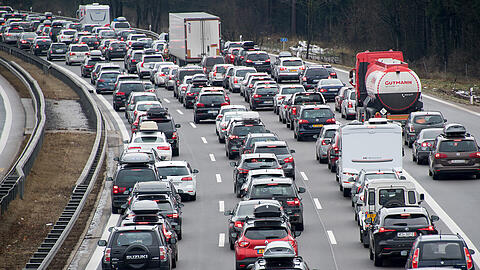 Über die Osterfeiertage sollten Autofahrer in Bayern einiges an Geduld mitbringen. (Archivbild)