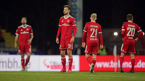 Hängende Köpfe nach der Pleite in Aalen: Die Spieler der SpVgg Unterhaching.
