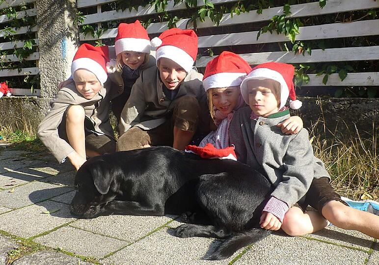 Der Weihnachtsgruß der Familie Schumacher an Freunde und Bekannte &ndash; gemeinsam mit Chester grüßen (v. l.) Caspar (10), Augusta (6), Moritz (13), Anthonia (10) und Jacob (8). Kurz nach diesem Foto verschwand Chester