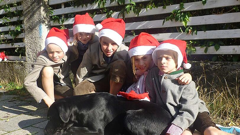 Der Weihnachtsgruß der Familie Schumacher an Freunde und Bekannte – gemeinsam mit Chester grüßen (v. l.) Caspar (10), Augusta (6), Moritz (13), Anthonia (10) und Jacob (8). Kurz nach diesem Foto verschwand Chester Der Weihnachtsgruß der Familie Schumacher an Freunde und Bekannte – gemeinsam mit Chester grüßen (v. l.) Caspar (10), Augusta (6), Moritz (13), Anthonia (10) und Jacob (8). Kurz nach diesem Foto verschwand Chester