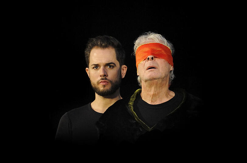 Ödipus (Tobias Ulrich) und der Seher (Gunnar Petersen).