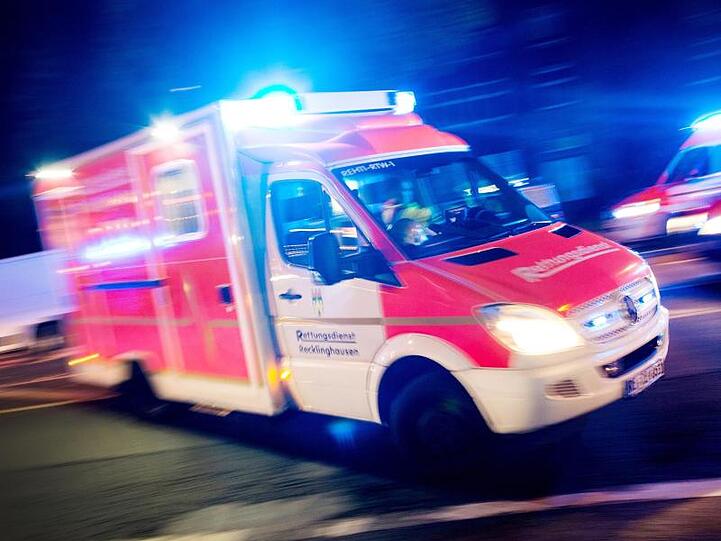 Ein Rettungswagen fährt mit Blaulicht durch eine Straße. Foto: Marcel Kusch/dpa/Symbolbild