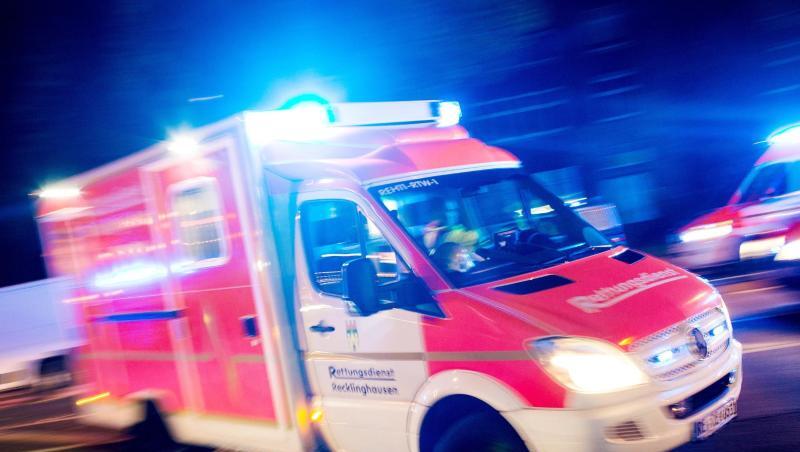 Ein Rettungswagen fährt mit Blaulicht durch eine Straße. Foto: Marcel Kusch/dpa/Symbolbild Ein Rettungswagen fährt mit Blaulicht durch eine Straße. Foto: Marcel Kusch/dpa/Symbolbild
